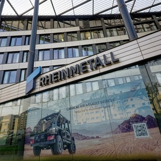 Das Logo der Rheinmetall AG ist auf der Fassade eines Verwaltungsgebäudes zu sehen. 