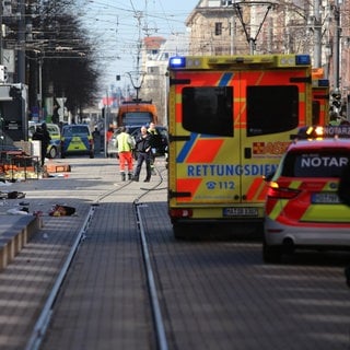 Rettungsdienste und Polizei stehen nach einem schweren Zwischenfall am Paradeplatz in Mannheim.