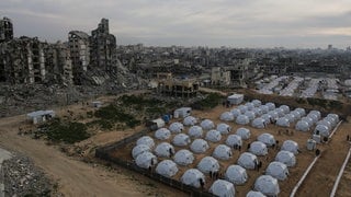 Ein Zeltlager für vertriebene Palästinenser wird inmitten zerstörter Gebäude im Westen des Lagers Al-Schati, westlich von Gaza-Stadt, errichtet.