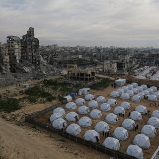 Ein Zeltlager für vertriebene Palästinenser wird inmitten zerstörter Gebäude im Westen des Lagers Al-Schati, westlich von Gaza-Stadt, errichtet.