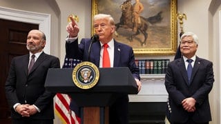 Donald Trump spricht im weißen Haus. Laut US-Medien sind die Zölle gegen Kanada, Mexiko und China am Dienstag in Kraft getreten. Ist das der Start in einen Handelskrieg?