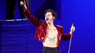 Harry Styles singt auf der Bühne. Beim Tokio-Marathon am Sonntag war er einer von knapp 37.000 Teilnehmern. Seine Zeit war sogar krass.