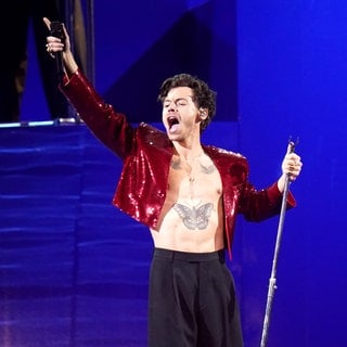 Harry Styles singt auf der Bühne. Beim Tokio-Marathon am Sonntag war er einer von knapp 37.000 Teilnehmern. Seine Zeit war sogar krass.