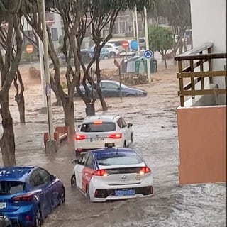 Schweres Unwetter in Gran Canaria: Autos werden weggespült.