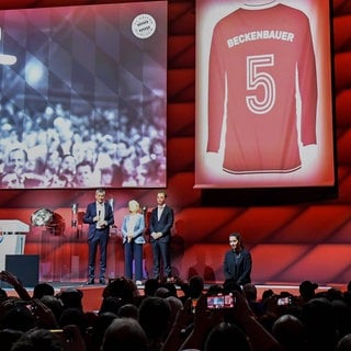 Mit einem XXL-Trikot will der FC Bayern München die verstorbene deutsche Fußball-Legende Franz Beckenbauer ehren.