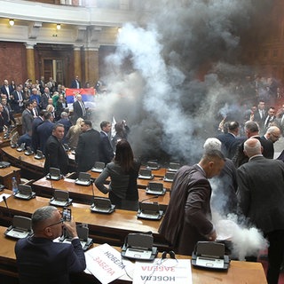 In diesem Standbild aus einem von RTS Serbien zur Verfügung gestellten Video werden Rauchbomben und Leuchtraketen im Parlament gezündet.