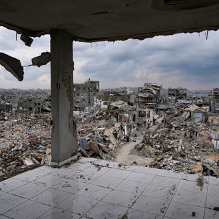 Ein Blick auf die durch die israelische Luft- und Bodenoffensive verursachten Zerstörungen im nördlichen Gazastreifen.