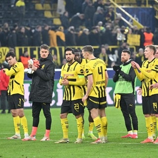 Fußball: Champions League, Borussia Dortmund - OSC Lille, K.o.-Runde, Achtelfinale, Hinspiele, Signal Iduna Park, Dortmunds Spieler bedanken sich nach der Partie bei den Fans.