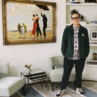 Das undatierte von Sotheby's herausgegebene Handout-Foto von Blink-182-Star Mark Hoppus mit seinem Gemälde Crude Oil (Vettriano) von Banksy, das venun versteigert wurde. 