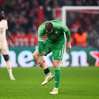 Fußball, Champions League, FC Bayern München - Bayer Leverkusen, Achtelfinale, Hinspiel, Allianz Arena, Münchens Torwart Manuel Neuer greift sich vor seiner Auswechslung an das Bein.