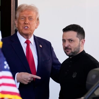 US-Präsident Trump mit dem ukrainischen Präsidenten Wolodymyr Selenskyj. Bei den Gesprächen in Saudi-Arabien wollen die USA und die Ukraine über eine Waffenruhe und zukünftigen Frieden mit Russland beraten.