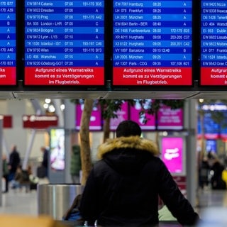 Auf den Displays im Flughafen steht ein Hinweis auf einen stattfindenden Streik. Am Montag (7. März 2025)wird unter anderem in Stuttgart und Frankfurt gestreikt.