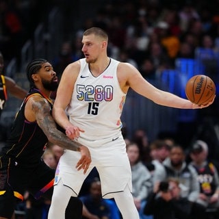 Nikola Jokić von den Denver Nuggets beim Spiel gegen die Phoenix Suns. 