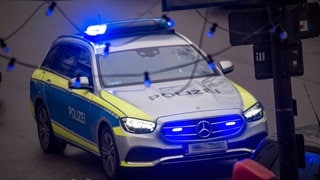 Ein Polizeiauto mit Blaulicht im Einsatz.