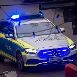 Ein Polizeiauto mit Blaulicht im Einsatz.