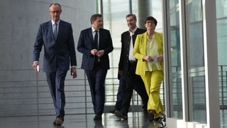 Friedrich Merz, Unions-Kanzlerkandidat und CDU Bundesvorsitzender, Lars Klingbeil, SPD-Bundesvorsitzender und SPD Fraktionsvorsitzender, Markus Söder, (CSU), Ministerpräsident von Bayern und CSU Vorsitzender, sowie Saskia Esken, SPD-Bundesvorsitzende, nehmen an einer Pressekonferenz nach den Sondierungsgesprächen von Union und SPD im Bundestag teil.