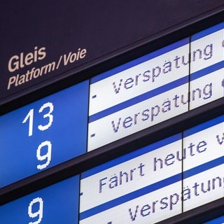 Eine Anzeigetafel an einem Bahnhof, auf der viele Verspätungen angezeigt werden