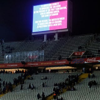 Fußball: Primera Division, Spanien, 27. Spieltag, FC Barcelona - CA Osasuna. Die Anzeigetafel informiert darüber, dass das Spiel abgesagt ist.