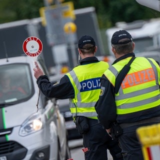 Polizisten kontrollieren am Grenzübergang Kiefersfelden den aus Österreich kommenden Verkehr.