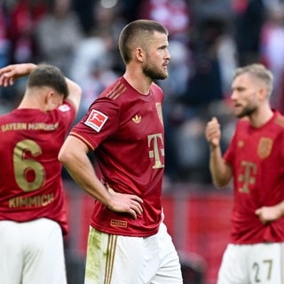 Fußball: Bundesliga, Bayern München - VfL Bochum, 25. Spieltag in der Allianz Arena. Joshua Kimmich (l-r), Eric Dier und Konrad Laimer von München stehen nach dem Spiel auf dem Platz.