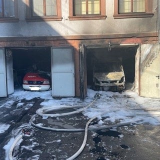 Bei der Feuerwehr Frankenstein hat es gebrannt. Zwei Feuerwehrfahrzeuge sind ausgebrannt, das Gebäude hat große Schäden.