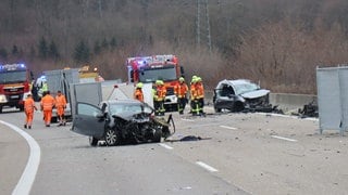 Blick auf die Unfallstelle auf der Autobahn 6 . Bei einem mutmaßlichen Geisterfahrer-Unfall auf der Autobahn 6 nordwestlich von Heilbronn sind zwei Menschen ums Leben gekommen und zwei weitere leicht verletzt worden. Die Toten seien der mutmaßliche Unfallverursacher und ein weiterer Mann, sagte ein Polizeisprecher.