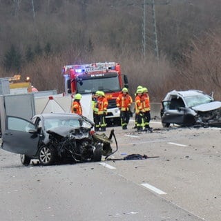 Blick auf die Unfallstelle auf der Autobahn 6 . Bei einem mutmaßlichen Geisterfahrer-Unfall auf der Autobahn 6 nordwestlich von Heilbronn sind zwei Menschen ums Leben gekommen und zwei weitere leicht verletzt worden. Die Toten seien der mutmaßliche Unfallverursacher und ein weiterer Mann, sagte ein Polizeisprecher.