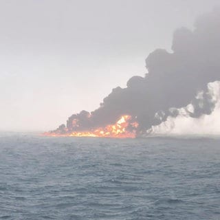 Ein Öltanker steht in der Nordsee nahe der britischen Küste in Flammen. Die «Stena Immaculate» kollidierte am Vormittag aus bislang nicht geklärter Ursache mit dem Frachtschiff «Solong» und geriet in Brand.