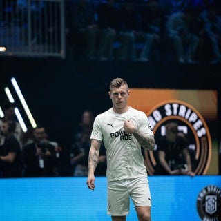 Fußball: Icon League mit Toni Kroos. Toni Kroos steht während des Spiels zwischen The Pack FC und Two Stripes United auf dem Spielfeld.