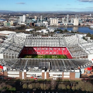 Eine Gesamtansicht von Old Trafford, das Stadion ist seit 115 Jahren die Heimat von Manchester United. Doch bald könnte es ausgedient haben. Der Club will eine neue Spielstätte bauen.