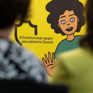 Eine Schautafel ist während einer Vorstellung eines Schutzkonzeptes gegen sexualisierte Gewalt an Schulen zu sehen. Das baden-württembergische Kultusministerium will an allen Schulen Baden-Württembergs Schutzkonzepte gegen sexualisierte Gewalt etablieren.