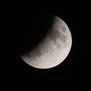 Der Mond ist während einer partiellen Mondfinsternis etwa zur Hälfte durch den Schatten der Erde verdeckt. Am 14. März 2025 gibt es eine partielle Mondfinsternis über Deutschland.