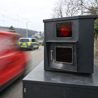 Autos fahren auf einer Zufahrtsstraße zur Innenstadt von Stuttgart an einem Blitzer zur Geschwindigkeitskontrolle vorbei.