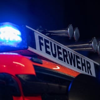 Symbolbild: Ein Einsatzfahrzeug der Feuerwehr steht mit Blaulicht bei der Feuerwache. In Mannheim ist es am Mittwoch zu einem Unfall gekommen: Ein 15-Jähriger wurde von der Straßenbahn mitgezogen.