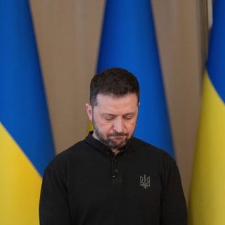 Wolodymyr Selenskyj, Präsident der Ukraine, reagiert während eines Briefings.