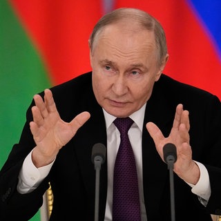 Wladimir Putin, Präsident von Russland, spricht bei einer Pressekonferenz. Nachdem die Ukraine dem US-Vorschlag für eine 30-tägige Waffenruhe zugestimmt hat, haben alle auf die Reaktion von Putin gewartet.