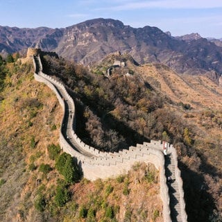 Die Chinesische Mauer im Herbst, aufgenommen im Bereich des Jizhou District von Tianjin im Norden von China. Weil ein Paar aus Japan ein Foto auf der chinesischen Mauer gemacht hat, wurde es festgehalten und dann aus China verwiesen.