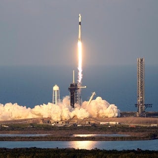 Eine SpaceX-Falcon-9-Rakete mit einer vierköpfigen Besatzung an Bord des "Crew Dragon"-Raumschiffs hebt in Cape Canaveral, Florida, zu einer Mission zur Internationalen Raumstation ab.