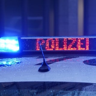 Der Schriftzug "Polizei" ist neben dem Blaulicht auf dem Dach eines Polizeiautos zu lesen. In Bad Kreuznach wurde auf einen Bus geschossen.