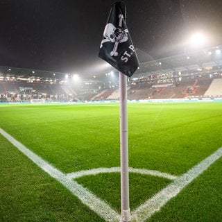 Eine Eckfahne mit dem Logo des FC St. Pauli vor dem Spiel. der Verein verkauft Anteile des Millerntor-Stadion auf Kleinanzeigen.