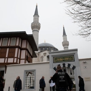 Ein Polizist steht vor einer Moschee in Berlin. Nach einem Terroranschlag in Neuseeland 2019 gab es für die Moscheen in der Stadt einen besonderen Schutz.