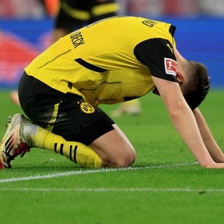 Dortmunds Nico Schlotterbeck kniet auf dem Rasen. Nach dem Sieg in der Champions League wollte der BVB, dass es auch in der Bundesliga wieder läuft - tut es aber nicht. Gegen RB Leipzig gabs ein 0:2.