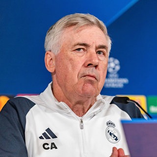 Carlo Ancelotti auf einer Pressekonferenz.