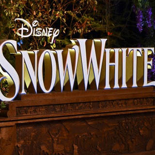 Premiere wirft Fragen auf: Weltpremiere des Kinofilms Snow White Disney Schneewittchen im El Capitan Theatre, Los Angeles. Überschatten von mehreren Kontroversen.