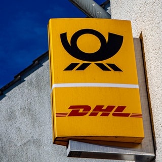 Zwei Schilder: Deutsche Post und DHL 