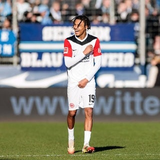 Eintracht Frankfurts Jean-Mattéo Bahoya jubelt nach dem 2:0 gegen den VfL Bochum am 16. März 2025. Bahoya hat in dem Spiel mit 37,16 kmh einen Geschwindigkeitsrekord aufgestellt. 