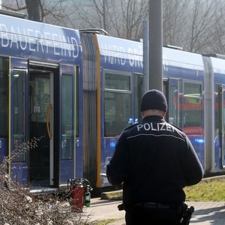 Einen Tag nach der Brandattacke auf eine Frau in einer Straßenbahn in Gera ist der mutmaßliche Täter gefasst worden. Dabei handelt es sich um den Ehemann der Frau.