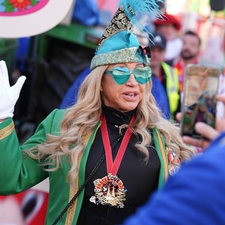 Carmen Geiss beim beim Kölner Rosenmontagszug 2025.