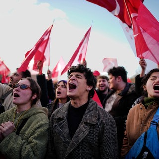 Menschen versammeln sich vor dem Rathaus in Istanbul, um gegen die Verhaftung des Istanbuler Bürgermeisters Ekrem Imamoğlu zu protestieren.