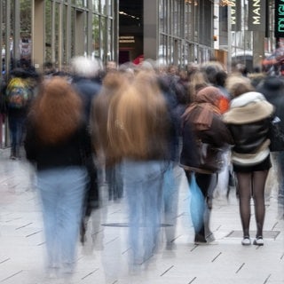 Menschen in einer Einkaufsstraße - Laut Umfrage erlebt mehr als jeder Zweite regelmäßig Rassismus in Deutschland